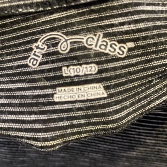 black and white top - Picture 3 of 3